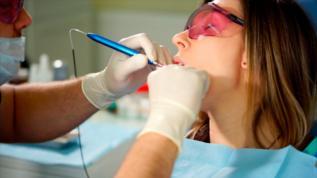 Il laser non cura la parodontite e non è efficace per la terapia parodontale: leggi cosa dice la società europea di parodontologia